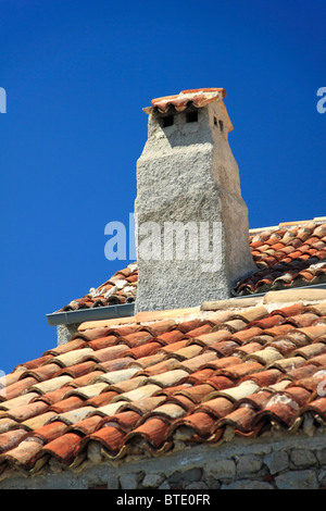 Camino su un tetto di tegole in Lubenice villaggio sull isola di Cres, Croazia Foto Stock