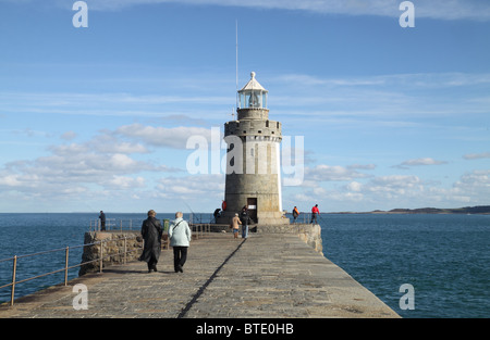Faro e il Molo di St Peter Port Guernsey Foto Stock