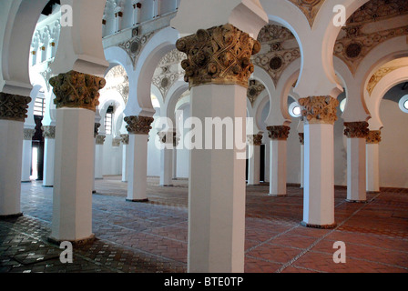 5412. La Sinagoga de Santa Maria La Blanca a Toledo, Spagna, è stata fondata nel 1203 ed è situato nell antico quartiere ebraico o Foto Stock