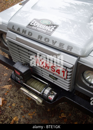 Il verricello montato sulla parte anteriore di un Land Rover Defender veicolo, Belgio Foto Stock