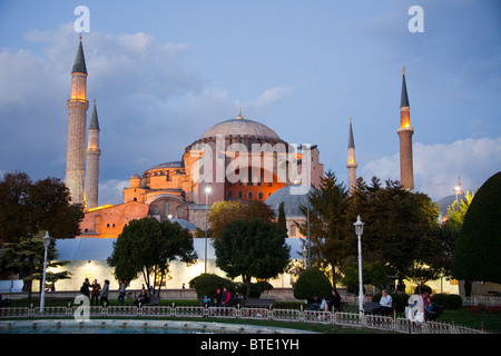Hagia Sophia (Aya Sophia) (STE Sophia) Chiesa moschea ora museo di Istanbul in Turchia. Twilight vista da piazza Sultanahmet Foto Stock