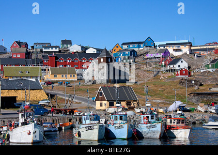 Barche da pesca in Uummannaq Harbour, Groenlandia Foto Stock