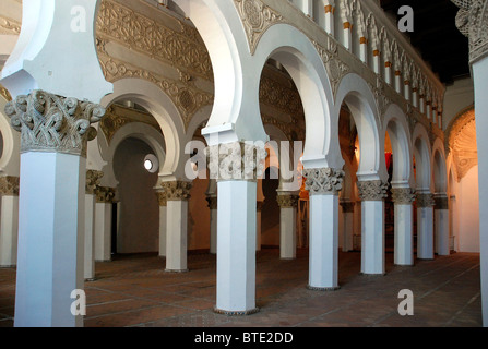 5412. La Sinagoga de Santa Maria La Blanca a Toledo, Spagna, è stata fondata nel 1203 ed è situato nell antico quartiere ebraico o Foto Stock