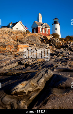 Striature glaciale sulle scogliere rocciose che portano alla Pemaquid Point Lighthouse, Pemaquid Point, Maine, Stati Uniti d'America Foto Stock