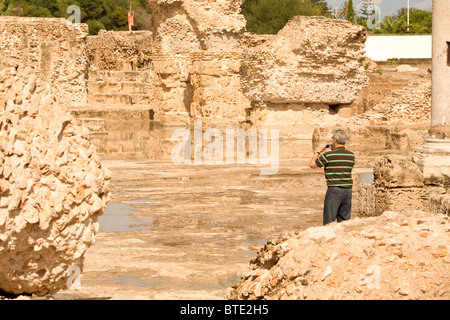 Turistica prendendo le foto tra le rovine di Cartagine Tunisia Foto Stock