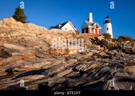 Striature glaciale sulle scogliere rocciose che portano alla Pemaquid Point Lighthouse, Pemaquid Point, Maine, Stati Uniti d'America Foto Stock