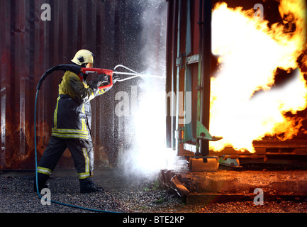 Sistema antincendio Cobra. Getto di acqua ad alta pressione estintore, tagli attraverso un metallo altri materiali a spruzzo attraverso le pareti. Foto Stock