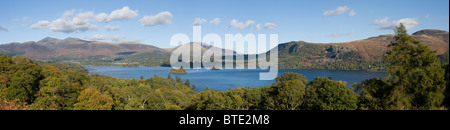 Derwentwater, visto dalle pendici del Catbells, guardando verso la città di Keswick. Foto Stock