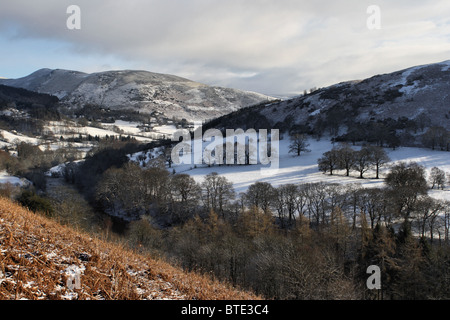 View of snow covered Maesyrychen Mountain and River Dee, Llangollen. Foto Stock