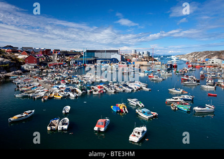 Barche da pesca nel porto di Ilulissat / Jakobshavn, Disko-Bay, Groenlandia Foto Stock