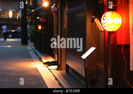 Lanterna rossa nella parte anteriore di un ristorante nel tardo pomeriggio in Gion Corner, Kyoto Giappone 2010 Foto Stock