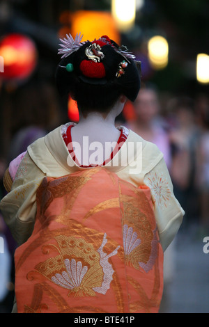 A piedi Maiko alla sua nomina in Gion quater a Kyoto, Giappone Foto Stock