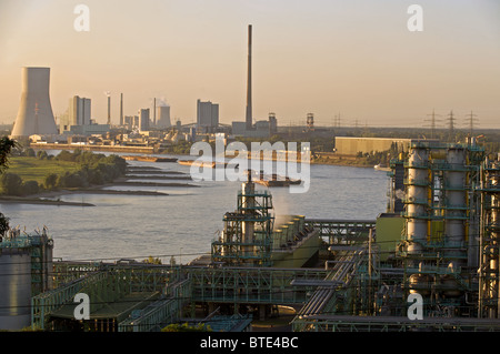 Industria pesante lungo il fiume Reno, Duisburg, Germania. Foto Stock