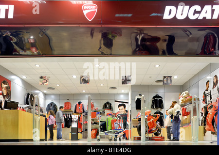 Bologna negozio Ducati store in aerostazione partenze centro commerciale per lo shopping in aeroporto Guglielmo Marconi Bologna Italia Foto Stock