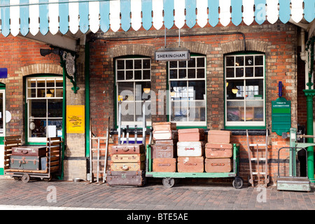 Vecchia Stazione ferroviaria con tradizionale trollies bagagli e vecchio stile valigie a Sheringham, Norfolk, Inghilterra Foto Stock