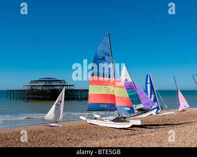 Yacht e Barche a vela Dingys sulla Spiaggia di Brighton dal Molo Ovest, East Sussex, Regno Unito Foto Stock