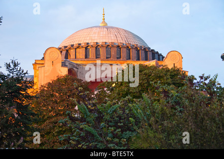 Hagia Sophia (Aya Sophia) (STE Sophia) Chiesa moschea ora museo di Istanbul in Turchia. Twilight vista da piazza Sultanahmet Foto Stock