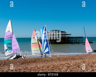 Yacht e Barche a vela Dingys sulla Spiaggia di Brighton dal Molo Ovest, East Sussex, Regno Unito Foto Stock