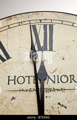 Il quadrante di un orologio che mostra 11:59. Foto Stock