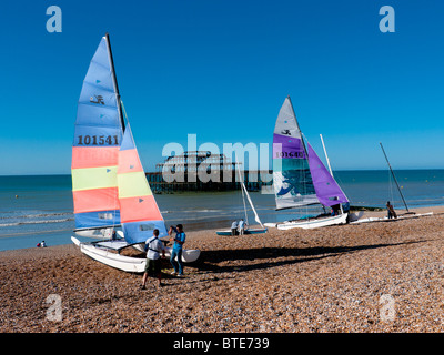 Yacht e Barche a vela Dingys sulla Spiaggia di Brighton dal Molo Ovest, East Sussex, Regno Unito Foto Stock