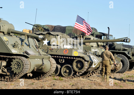 Militari USA serbatoi e carrello con soldato in una seconda guerra mondiale uniforme in piedi nella parte anteriore della apparecchiatura a un Open House presso il Camp Edwards, MA. Foto Stock