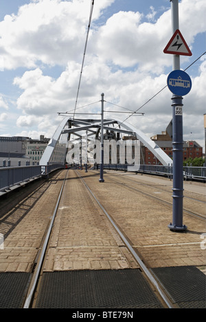 Park Square Bridge nel centro di Sheffield, Inghilterra, con i tram. Infrastruttura di rete Foto Stock