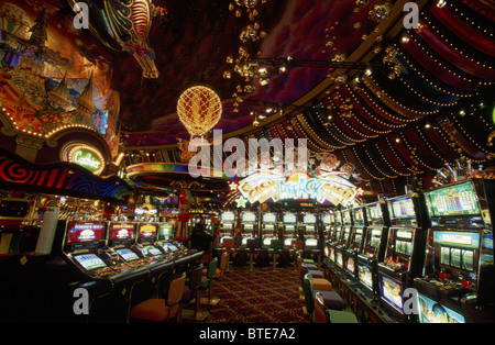 Interno del Carnevale Casino Della Città di Johannesburg che mostra righe di slot machines e decorazioni elaborate Foto Stock