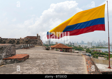 San Felipe de Barajas fort con grande bandiera colombiana in primo piano Foto Stock