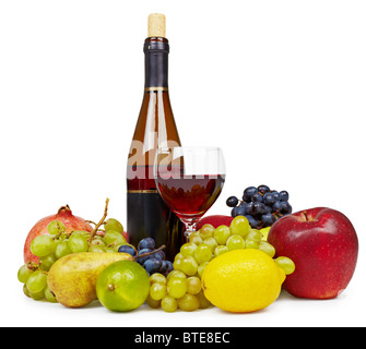 Ancora in vita di frutta e vino isolato su sfondo bianco Foto Stock