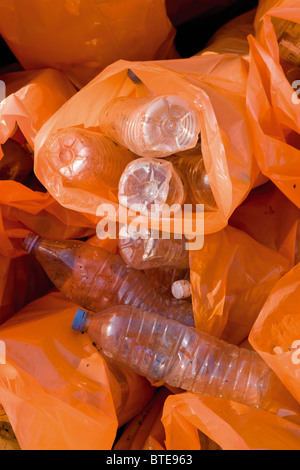 Riciclaggio di bottiglie di plastica Foto Stock