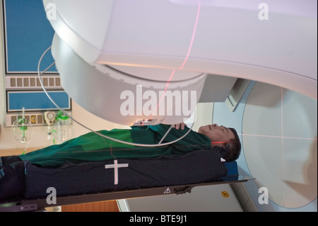 Paziente avente image guided radiation therapy in ospedale Foto Stock