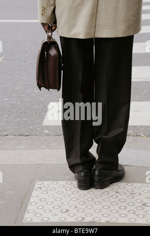 In attesa pedonale a crosswalk, ritagliato Foto Stock