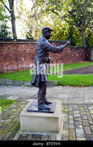 Statua di bronzo di Dickie Bird, Barnsley, S.Yorks. Regno Unito. 2010 Foto Stock