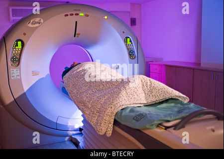 Paziente avente CAT scan, PET-CT diagnostic scan, in ospedale Foto Stock