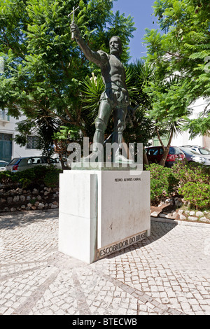 Pedro Alvares Cabral statua, di fronte alla Graça chiesa - dove lo scopritore del Brasile è sepolto. Santarém, Portogallo. Foto Stock