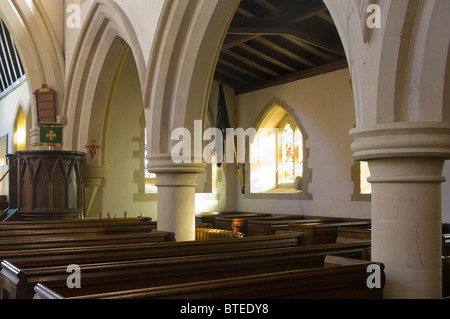 Vista interna verso il pulpito di Santa Maria Maddalena Chiesa Rusper West Sussex England Foto Stock