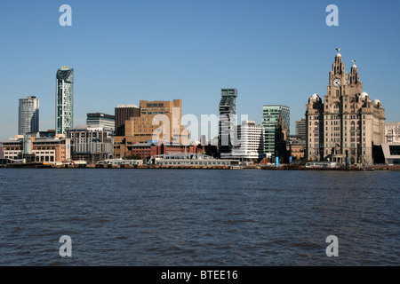 Lo Skyline di Liverpool come si vede dal fiume Mersey, REGNO UNITO Foto Stock