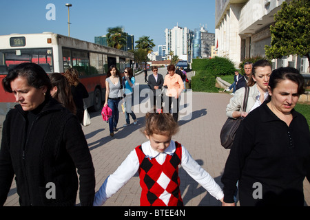 Una ragazza va a scuola a Tirana, la capitale dell'Albania. Foto Stock