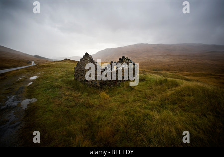 Isle of Mull, Scozia. Una rovina highland cottage crofters Mull, risalente ai giochi delle Highland del ottocento. Foto Stock