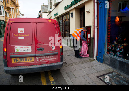 Royal Mail portalettere la raccolta post, Aberystwyth Wales UK Foto Stock