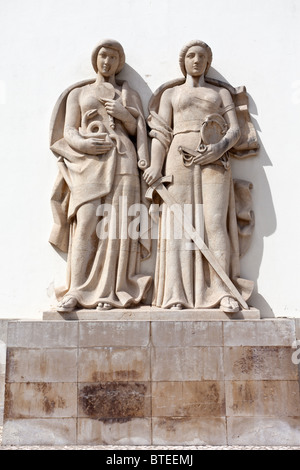 Le statue della facciata del Tribunale di Santarém (Palácio da justiça), Portogallo Foto Stock