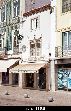 Finestra manuelina (Janela Manuelina) in Sá da Bandeira Square nella città di Santarém, Portogallo. Foto Stock