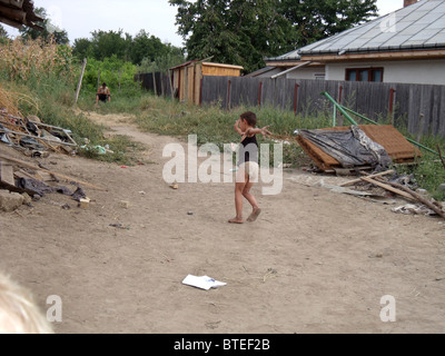 Uomo sbagliato, Romania: fotografie di giovani nella comunità colpite dalla tratta di esseri umani Foto Stock