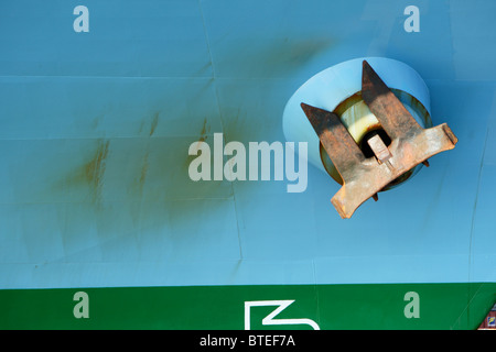 Close-up di un ancoraggio su una nave e un fresco dipinte di verde acqua Foto Stock