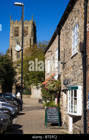 Bedale High Street e Chiesa North Yorkshire, Inghilterra Foto Stock