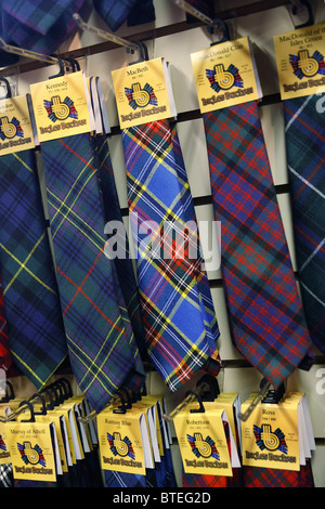 Legami di tartan, Drumnadrochit, Scozia Foto Stock