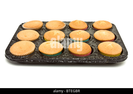 Appena sfornato dolci coppa ancora nel vassoio da forno direttamente dal forno su bianco. Foto Stock