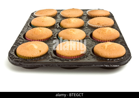 Appena sfornato dolci coppa ancora nel vassoio da forno direttamente dal forno su bianco. Foto Stock