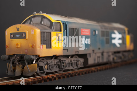 Classe 37 locomotive diesel, un Comunn Gaidhealach, in condizione spiovente Foto Stock