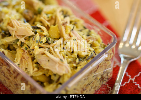 Pollo scatola di pranzo con riso e una forcella. Foto Stock